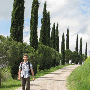 2013-04-28 - Wouter bij de oprijlaan met cipressen<br/>Val d'Orcia - Pienza - Italië<br/>Canon PowerShot SX1 IS - 17 mm - f/4.0, 1/500 sec, ISO 80