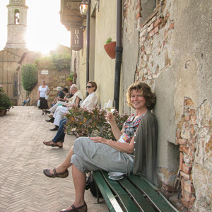 2013-04-29 - Carin aan een lekker wijntje eind van de middag<br/>Pienza - Italië<br/>Canon PowerShot SX1 IS - 6.7 mm - f/3.5, 1/125 sec, ISO 80