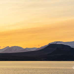 2023-09-17 - Alweer prachtige kleuren in de lucht boven de besneeuwde bergen<br/>Vega Sund - Groenland<br/>Canon EOS R6m2 - 135 mm - f/6.3, 1/1250 sec, ISO 1600