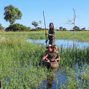 2024-04-30 - Onze gids gebruikte eem prikstok om ons voor te bewegen<br/>Kala Camp - Okavango Delta - Botswana<br/>Canon PowerShot SX70 HS -  - , , ISO 100