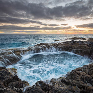 2021-11-01 - Met kracht stroomt het zeewater in het gat<br/>El Bufadero de la Garita - La Garita - Gran Canaria - Spanje<br/>Canon EOS 5D Mark III - 16 mm - f/11.0, 0.25 sec, ISO 200