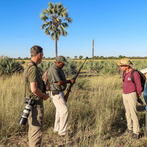2024-04-30 - Vóór de wandelsafari wordt het geweer geïnspecteerd<br/>Kala Camp - Okavango Delta - Botswana<br/>Canon PowerShot SX70 HS - 6 mm - f/4.0, 1/1000 sec, ISO 100