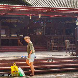 2009-08-25 - De lodge, met klaarstaand buffet<br/>Pulau Tiga - Maleisië<br/>Canon EOS 50D - 35 mm - f/8.0, 0.04 sec, ISO 200
