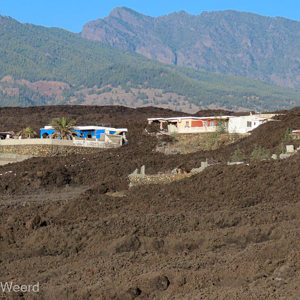 2022-11-15 - Een paar huizen die gespaard zijn in de lava-stroom<br/>La Laguna - La Palma - Canarische eilanden - Spanje<br/>Canon PowerShot SX70 HS - 16.8 mm - f/5.0, 1/640 sec, ISO 100
