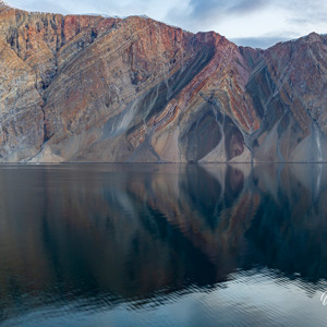 2023-09-17 - Steile rotsen met prachtige kleuren en lagen<br/>Kong Oscar fjord - Ella Island - Groenland<br/>Canon EOS R6m2 - 35 mm - f/8.0, 1/15 sec, ISO 400