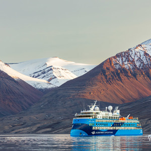2023-09-18 - Ons schip steekt mooi af tegen de bergen in het fjord<br/>Hoelsbu (hut) - Groenland<br/>Canon EOS R6m2 - 100 mm - f/8.0, 1/200 sec, ISO 800