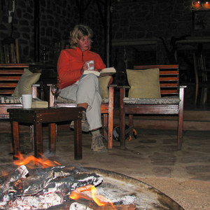 2007-08-23 - Bij het haardvuur lekker boekje lezen<br/>Okonjima Lodge - eetzaal - Otjiwarongo - Namibie<br/>Canon PowerShot S2 IS - 6 mm - f/2.7, 1/60 sec, ISO 50