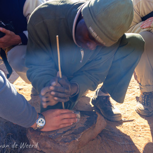 2007-08-24 - Vuur maken zoals de Bushmen het doen<br/>Okonjima Lodge / Africat Foundat - Otjiwarongo - Namibie<br/>Canon EOS 30D - 24 mm - f/8.0, 0.05 sec, ISO 200