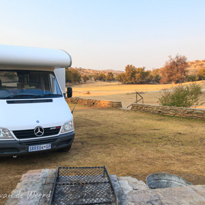 2007-08-05 - Onze camper op de verlaten camping<br/>Daan Viljoen NP - Windhoek - Namibie<br/>Canon EOS 30D - 17 mm - f/8.0, 0.01 sec, ISO 400