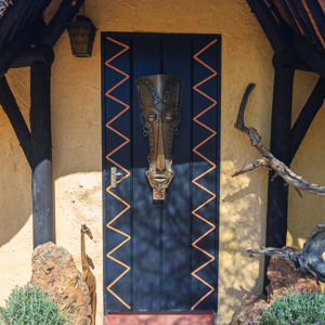 2007-08-23 - De curio-shop<br/>Okonjima Lodge / Africat Foundat - Otjiwarongo - Namibie<br/>Canon EOS 30D - 20 mm - f/8.0, 1/200 sec, ISO 800