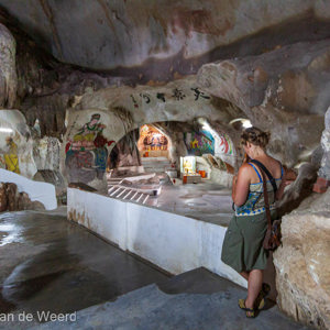 2009-08-07 - Carin in de beschilderde grottempel<br/>Perak Tong grottempel - Ipoh - Maleisië<br/>Canon EOS 50D - 13 mm - f/4.0, 1/6 sec, ISO 800