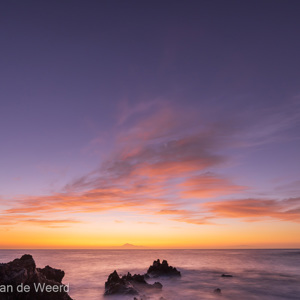 2022-11-15 - Kleurige zonsopkomst aan zee, met zicht op de Teide vulkaan op T<br/>Los Cancajos - La Palma - Canarische eilanden - Spanje<br/>Canon EOS R5 - 16 mm - f/8.0, 15 sec, ISO 200