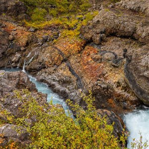 2023-09-10 - Mooie kleuren in de rotsen<br/>Barnafoss en Hraunfossar - Husafell - IJsland<br/>Canon EOS R5 - 24 mm - f/11.0, 0.25 sec, ISO 100