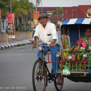 2009-08-10 - Met de fietstaxi weer naar huis met de boodschappen<br/>Kuala Terengganu - Maleisië<br/>Canon PowerShot SX1 IS - 31 mm - f/5.0, 1/125 sec, ISO 200