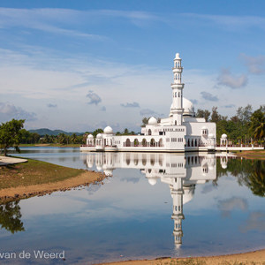 2009-08-10 - Masjid Tengku Tengah Zaharah - drijvende moskee<br/>Moskee - Kuala Terengganu - Maleisië<br/>Canon EOS 50D - 24 mm - f/8.0, 1/500 sec, ISO 200