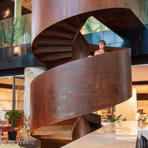 2009-08-27 - Carin op de design-trap in de lobby<br/>Hotel Maya - Kuala Lumpur - Maleisië<br/>Canon EOS 50D - 24 mm - f/4.0, 0.4 sec, ISO 800