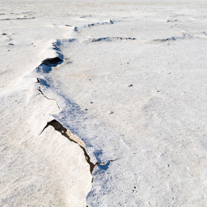 2024-05-04 - Het lijkt wel een soort gebarsten deeglap<br/>Makgadikgadi NP - Gweta - Botswana<br/>Canon EOS R5 - 24 mm - f/16.0, 1/80 sec, ISO 200