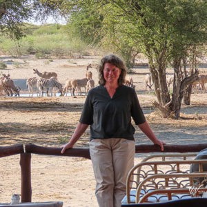 2024-05-06 - Carin vóór de waterpoel bij ons kamp<br/>Deception Valley Lodge - Central Kalahari Game Reserve - Botswana<br/>Canon PowerShot SX70 HS - 26.5 mm - f/5.0, 1/400 sec, ISO 100