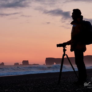 2023-09-09 - Wouter als silhouet<br/>Reynisfjara - Vík - IJsland<br/>Canon PowerShot SX70 HS -  - , , ISO 100