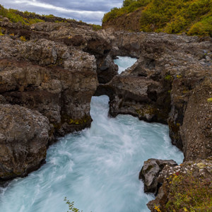 2023-09-10 - Snelstromend water op weg naar de waterval<br/>Barnafoss en Hraunfossar - Husafell - IJsland<br/>Canon EOS R5 - 24 mm - f/16.0, 0.3 sec, ISO 100