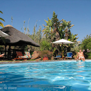 2007-08-23 - Tijd voor relaxen bij het zwembad<br/>Okonjima Lodge - zwembad - Otjiwarongo - Namibie<br/>Canon PowerShot S2 IS - 6 mm - f/4.0, 1/800 sec, ISO 50