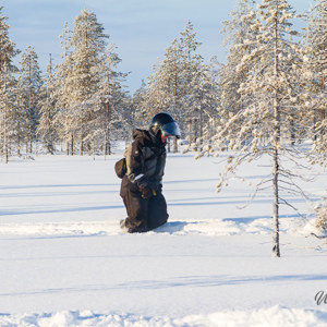 2011-02-11 - Tsja, en toen moest Carin dus door de diepe sneeuw lopen<br/>Iso Syöte - Finland<br/>Canon EOS 7D - 105 mm - f/8.0, 1/200 sec, ISO 200