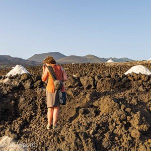 2022-11-14 - Carin op zoek naar foto-onderwerpen<br/>Salinas de Fuencaliente - La Palma - Canarische eilanden - Spanje<br/>Canon EOS R5 - 39 mm - f/8.0, 0.01 sec, ISO 200