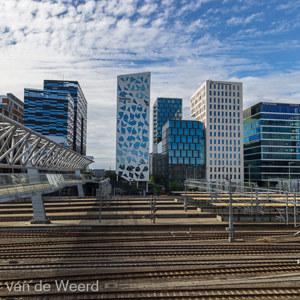 2022-07-11 - Lijnenspel van Barcode en treinrails<br/>Barcode - Oslo - Noorwegen<br/>Canon EOS R5 - 24 mm - f/8.0, 1/250 sec, ISO 200