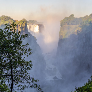 2024-04-25 - Met dondernd geweld stort het omlaag<br/>Victoria Falls - Victoria Falls - Zimbabwe<br/>Canon EOS R5 - 35 mm - f/11.0, 1/400 sec, ISO 400