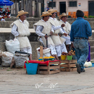 2008-07-20 - De indianenpolitie<br/>De zondagsmarkt - San Juan Chamula - Mexico<br/>Canon EOS 30D - 68 mm - f/6.3, 1/1000 sec, ISO 400