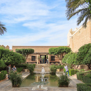 2023-04-21 - Binnenplaats met foto-shoot<br/>Alcazaba de Almería - Almería - Spanje<br/>Canon PowerShot SX70 HS - 6.9 mm - f/4.0, 1/640 sec, ISO 100