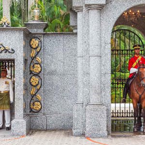 2009-08-29 - De wacht bij het paleis<br/>Istana Negara - Kuala Lumpur - Maleisië<br/>Canon EOS 50D - 40 mm - f/8.0, 1/60 sec, ISO 200