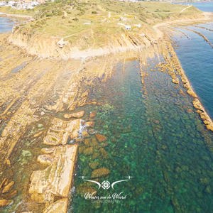 2023-05-08 - Rotsachtige kust bij zee (drone)<br/>Algeciras - Spanje<br/>FC3582 - 6.7 mm - f/1.7, 1/2000 sec, ISO 140