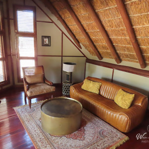 2024-05-05 - Naast het slaapgedeeltje ook nog een zitkamer<br/>Deception Valley Lodge - Central Kalahari Game Reserve - Botswana<br/>Canon PowerShot SX70 HS -  - , , ISO 400