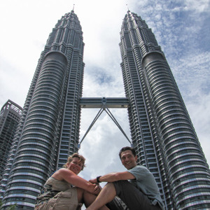 2009-08-27 - Wouter en Carin voor de Petronas Tovwers<br/>Petronas Towers - Kuala Lumpur - Maleisië<br/>Canon PowerShot SX1 IS - 5 mm - f/5.0, 1/1000 sec, ISO 80