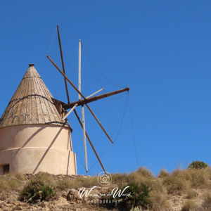 2023-04-26 - Typisch Spaanse molen<br/>San José - Spanje<br/>Canon PowerShot SX70 HS - 14.8 mm - f/5.6, 1/1000 sec, ISO 100