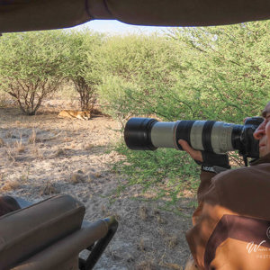 2024-05-07 - Wouter in actie, zo zie je ook hoever we van de leeuwen waren<br/>Deception Valley Lodge - Central Kalahari Game Reserve - Botswana<br/>Canon PowerShot SX70 HS - 5.2 mm - f/4.0, 1/400 sec, ISO 100