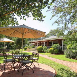 2024-04-27 - Mooie terrassen in de tuin, vóór het restaurant<br/>Pioneer Lodge - Victorua Falls - Zimbabwe<br/>Canon PowerShot SX70 HS - 3.8 mm - f/4.0, 1/500 sec, ISO 100