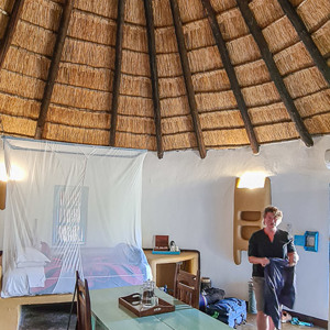 2024-05-03 - De kamer was hoog en behoorlijk ruim<br/>Planet Baobab - Gweta - Botswana<br/>SM-G981B - 2.2 mm - f/2.2, 1/35 sec, ISO 500