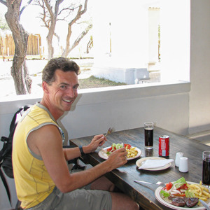 2007-08-21 - Lunch met struisvogelbiefstuk<br/>Namutoni - Etosha - Namibie<br/>Canon PowerShot S2 IS - 6 mm - f/2.7, 1/60 sec, ISO 1745