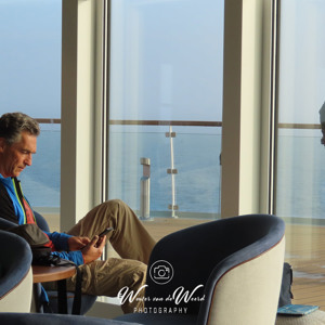 2023-09-19 - Even een moment van rust in de lounge<br/>Myggbukta (Mosquito Bay) - Groenland<br/>Canon PowerShot SX70 HS - 10.6 mm - f/4.5, 1/500 sec, ISO 100