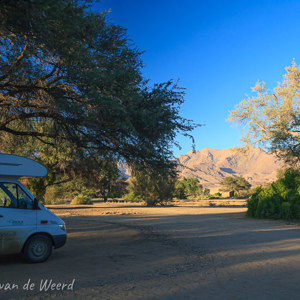 2007-08-16 - Onze enorme campingplek<br/>Camping Brandberg White Lady Lod - Uis - Namibie<br/>Canon EOS 30D - 17 mm - f/8.0, 1/60 sec, ISO 200