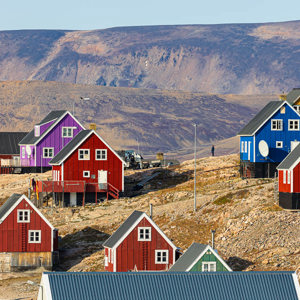 2023-09-16 - De kleuren hebben geen betekenis meer, maar zijn wel vrolijk<br/>Ittoqqortoormit - Groenland<br/>Canon EOS R6m2 - 255 mm - f/8.0, 1/320 sec, ISO 200