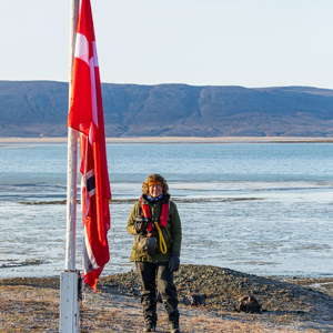 2023-09-19 - Carin bij de vlag van Denemarken<br/>Myggbukta (Mosquito Bay) - Groenland<br/>Canon EOS R6m2 - 105 mm - f/8.0, 1/1600 sec, ISO 1600