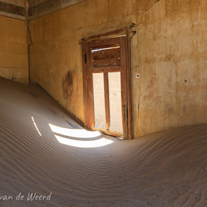 2007-08-08 - Onder het stuifzand verdwijnend<br/>Kolmannskuppe - Lüderitz - Namibie<br/>Canon EOS 30D - 19 mm - f/10.0, 1/30 sec, ISO 200