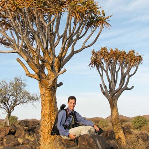 2007-08-06 - Wouter tussen de kokerbomen<br/>Kokerbomenbos (Quiver tree fores - Keetmanshoop - Namibie<br/>Canon PowerShot S2 IS - 9 mm - f/4.0, 1/500 sec, ISO 27319