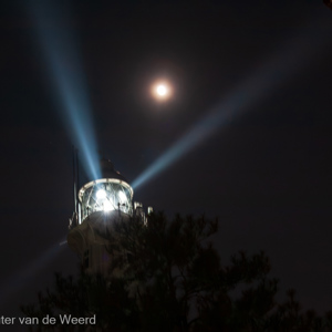 2009-08-04 - Vuurtoren en maan<br/>Bukit Melawati - Kuala Selangor - Maleisië<br/>Canon EOS 50D - 32 mm - f/4.0, 0.5 sec, ISO 800
