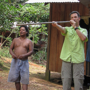2009-08-11 - Wouter mikt met de blaaspijp op het doel<br/>Tasik Cini - Maleisië<br/>Canon PowerShot SX1 IS - 9.6 mm - f/3.5, 0.01 sec, ISO 80