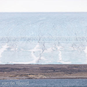 2022-07-17 - Vreemd gezicht, het ijs dat zo met helling omhoog gaat<br/>Kvitoya - Spitsbergen<br/>Canon EOS R5 - 321 mm - f/8.0, 1/1600 sec, ISO 800