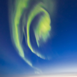 2023-09-14 - Dansend noorderlicht<br/>Op zee - Tussen Reykjavik en oost-Groenla - IJsland<br/>Canon EOS R6m2 - 14 mm - f/4.0, 1 sec, ISO 12800